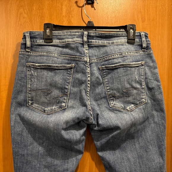 Silver Jeans Sam Distressed Boyfriend Cropped Jeans - Picture 4 of 9